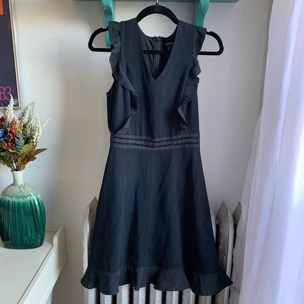 ☁️4 FOR $40☁️ Banana Republic navy ruffle dress